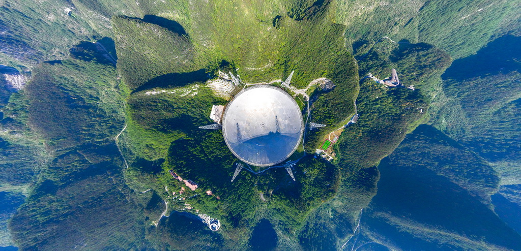 “中国天眼”全景（2024年9月25日维护保养期间摄，无人机照片）。新华社记者 欧东衢 摄