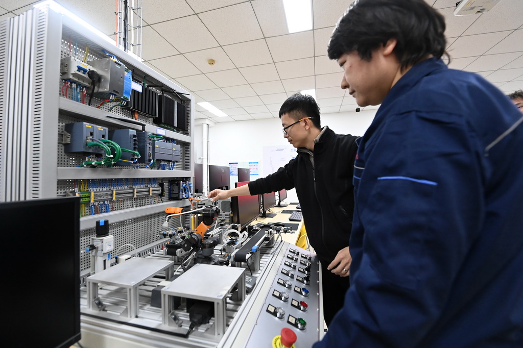 天津理工大学老师在新工科实践平台实验室内指导学生进行实践操作（2023年12月6日摄）。新华社记者 赵子硕 摄